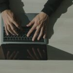 Persoon typt op een laptop na een waarschuwing over het Basic-Fit datalek en phishing-aanvallen