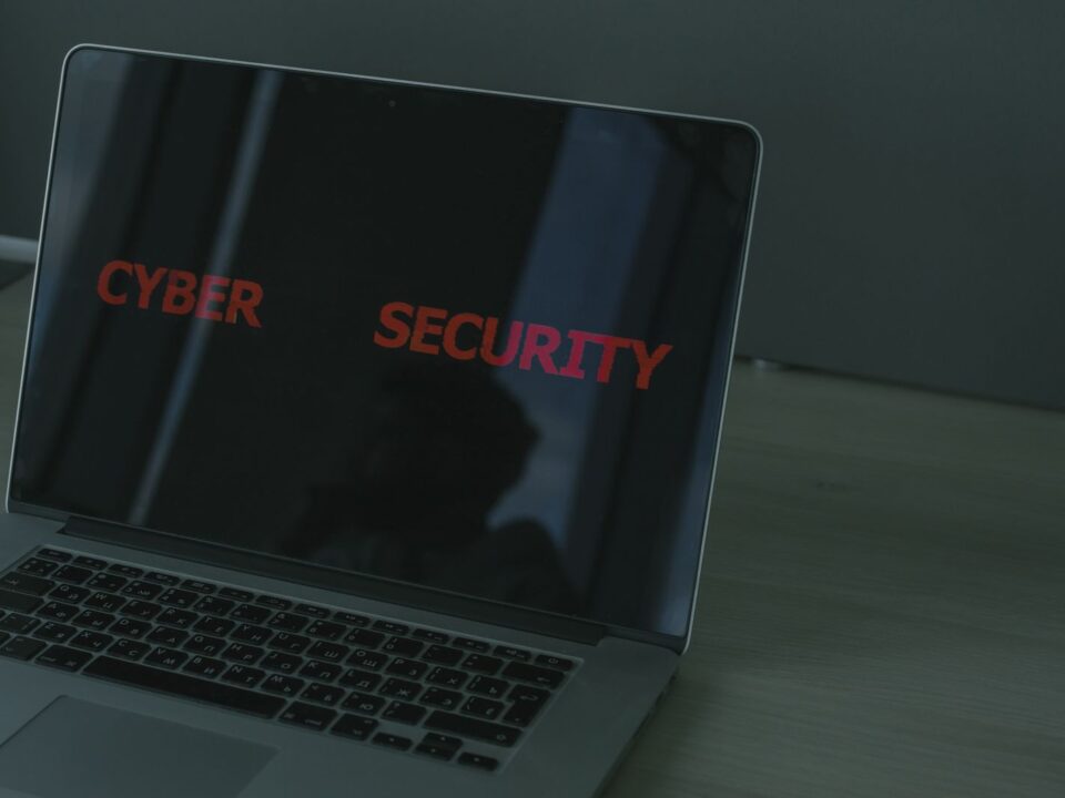 Laptop met de rode tekst CYBER SECURITY op het scherm, symbool voor phishing via gehackte websites