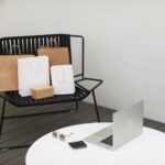 Laptop met online winkelwagen en boodschappentassen – phishingmail namens bol over vrijgekomen wachtlijstplek