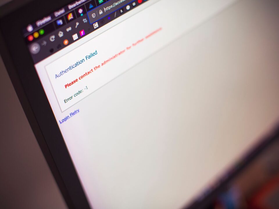 Computerscherm met foutmelding bij inloggen, symbool voor phishing via echte Microsoft-links