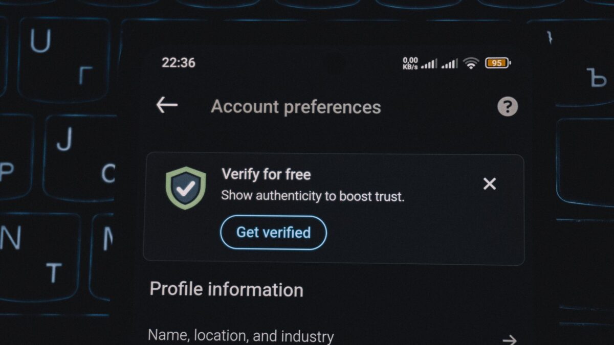 Smartphone toont een melding voor accountverificatie, symbool voor phishing herkennen en tweestapsverificatie