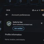 Smartphone toont een melding voor accountverificatie, symbool voor phishing herkennen en tweestapsverificatie