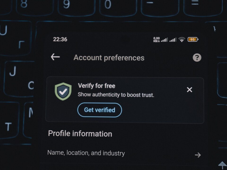 Smartphone toont een melding voor accountverificatie, symbool voor phishing herkennen en tweestapsverificatie